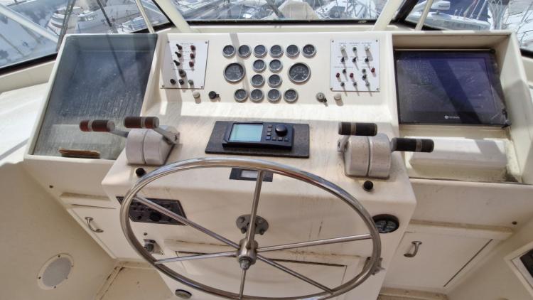 hatteras-60-my-bateau-marseille-36-6839c2f856c97288100007.jpg