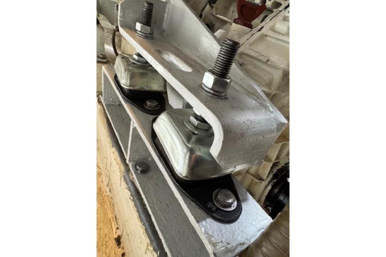 Close-up of Etoile Marine Maxi Cat 24 engine mount, showcasing metal bolts and brackets.
