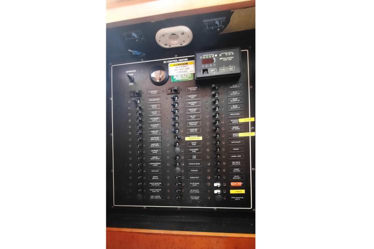 Control panel of a 2000 Carver 530 Voyager Pilothouse yacht.