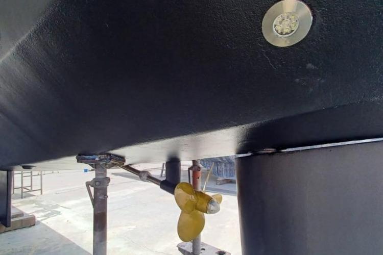 Underwater view of Etoile Marine NAUTILUS 360 yacht propeller, 2004 model.