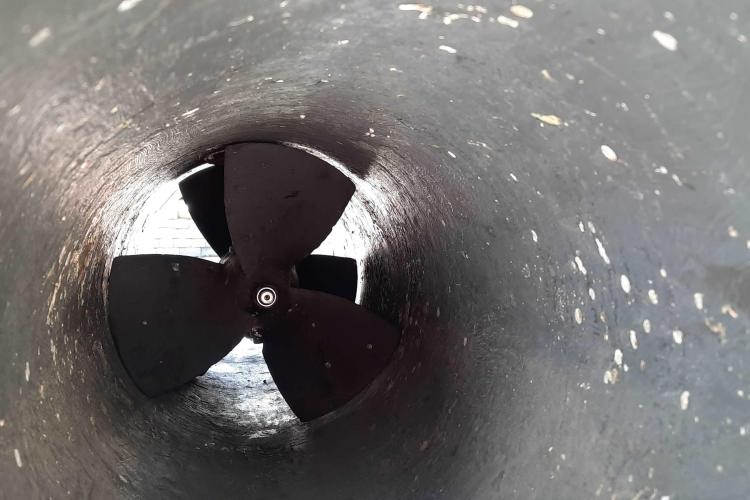 Close-up of a propeller inside a Carver 530 Voyager Pilothouse, 2000 model.