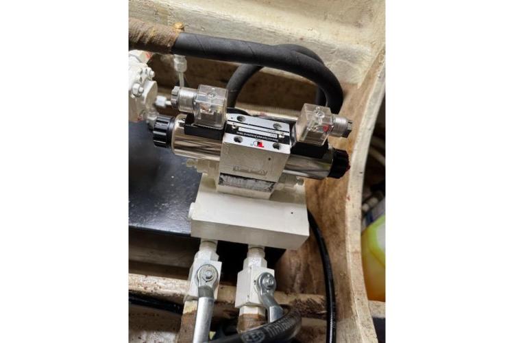 Hydraulic component in Etoile Marine Maxi Cat 24, 2004 model, with connected hoses and fittings.