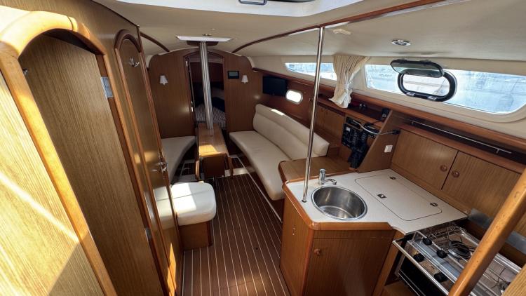 jeanneau-sun-odyssey-32-i-my-bateau-port-camargue-40-68b6e2cac9ee9205031148.jpg