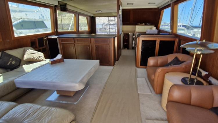 hatteras-60-my-bateau-marseille-68-6839c2f84b94b864716637.jpg