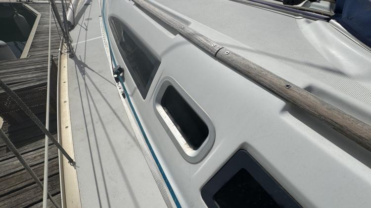 jeanneau-sun-odyssey-32-legende-my-bateau-port-camargue-7-681a057a18b2a358769616.jpg