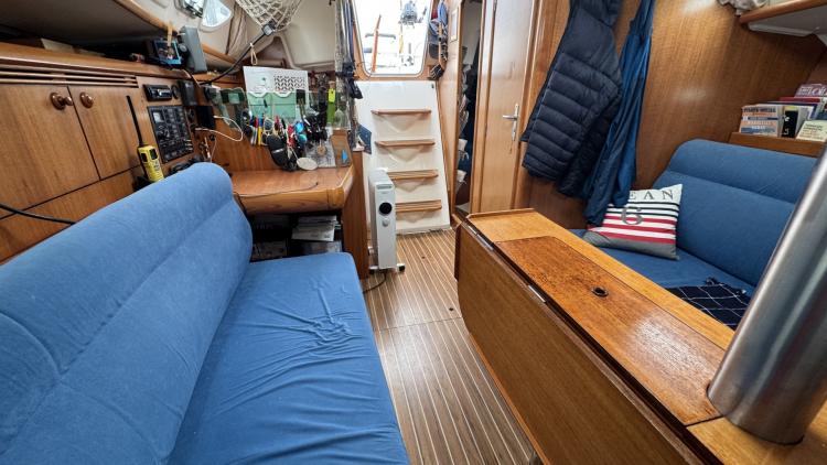 jeanneau-sun-odyssey-32-legende-my-bateau-port-camargue-22-681a057a16806071943998.jpg