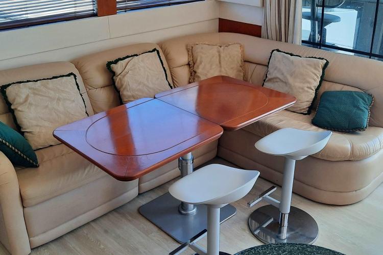 Luxurious interior of 2000 Carver 530 Voyager Pilothouse with plush seating and elegant table.