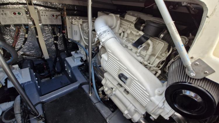 uniesse-42-my-bateau-marseille-222-68c98f61999a6588451843.jpg
